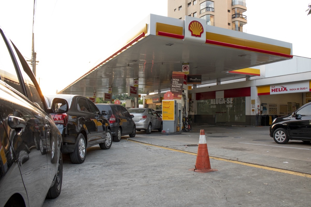 Sao Paulo, SP, Brazil. 29th May, 2018. People queue for fuel at a petrol station in São Paulo, on May 29 2018 on the nine day of a strike to protest rising fuel costs in Brazil. A truckers' strike paralyzing fuel and food deliveries across Brazil entered an eighth day Monday but with hopes of relief after unpopular President Michel Temer caved in to the strikers' key demand