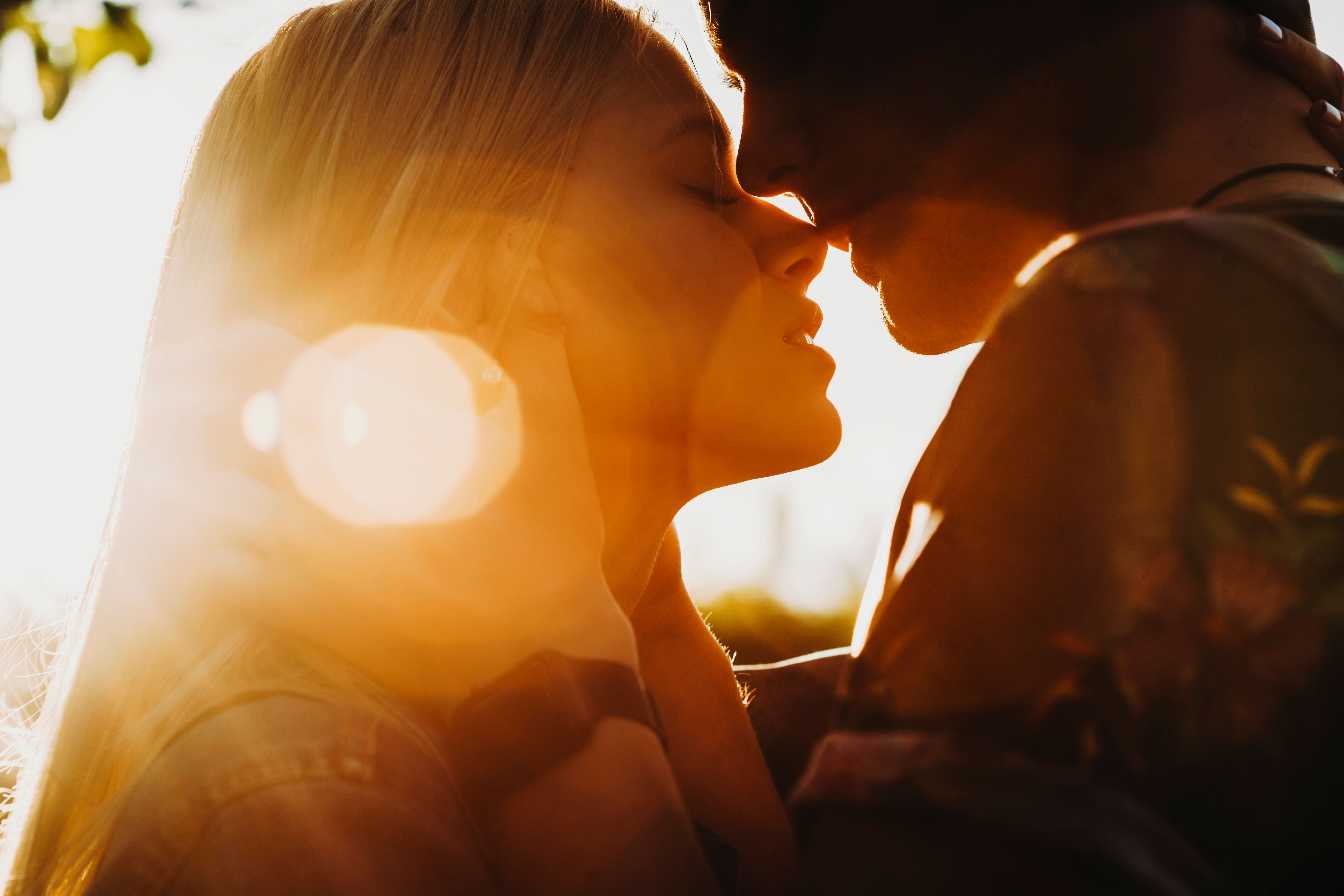 couple kissing in the sunlight