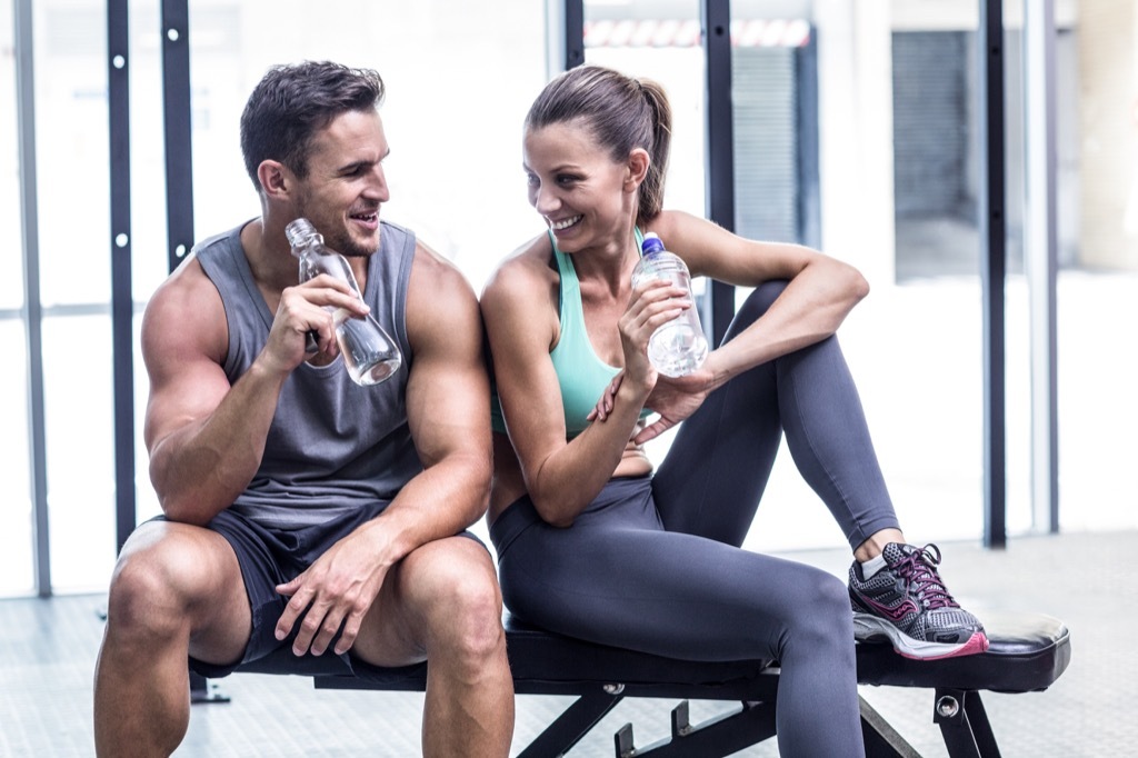 gym couple build muscle