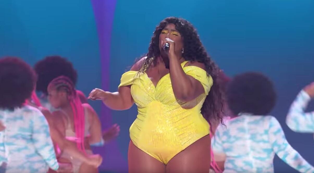 lizzo performs at the vmas