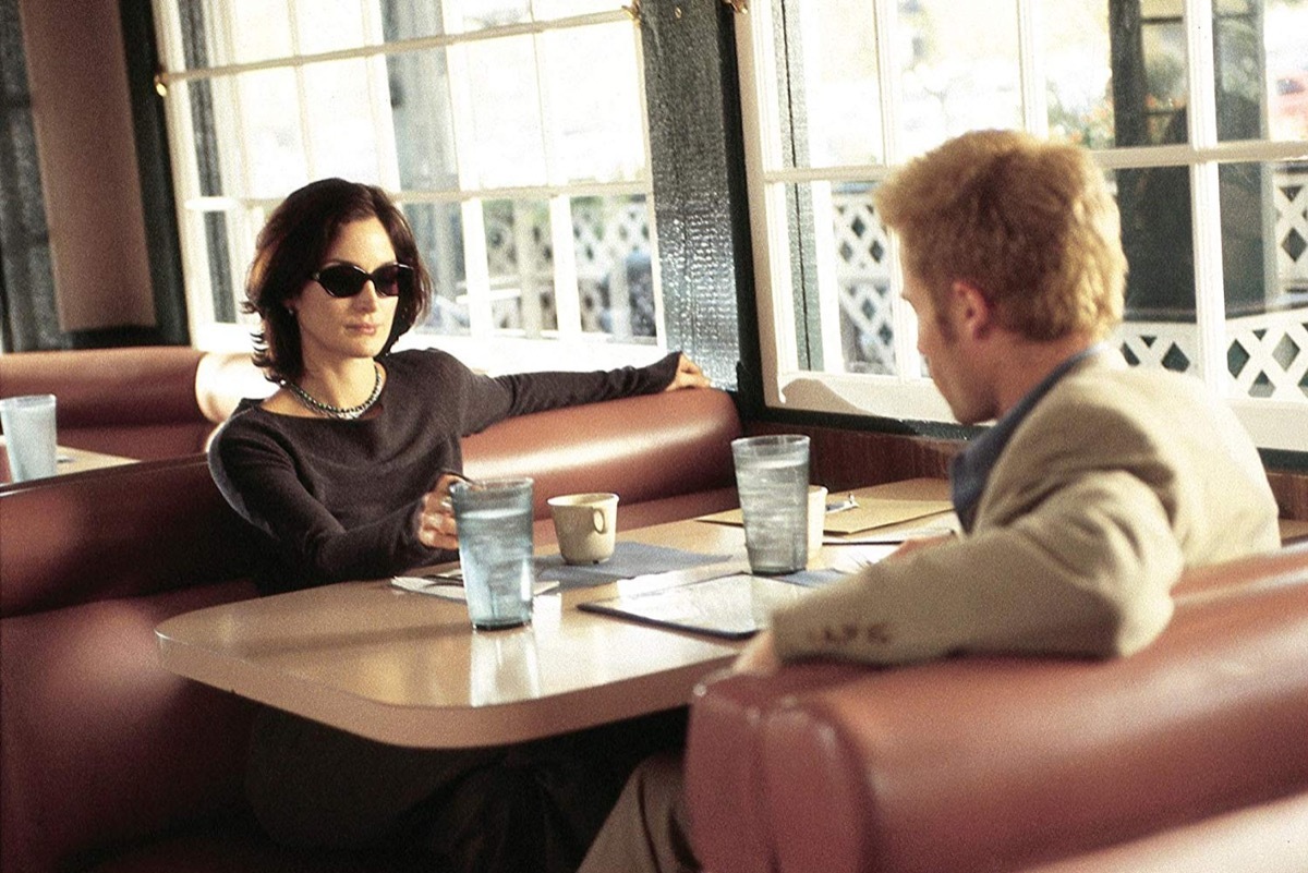 Guy Pearce and Carrie-Anne Moss in Memento (2000)