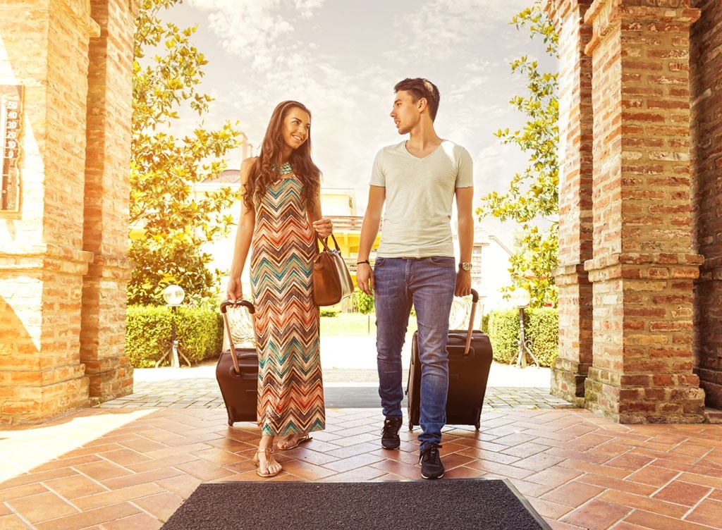 couple arriving hotel