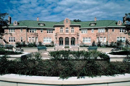 the pink palace museum in memphis