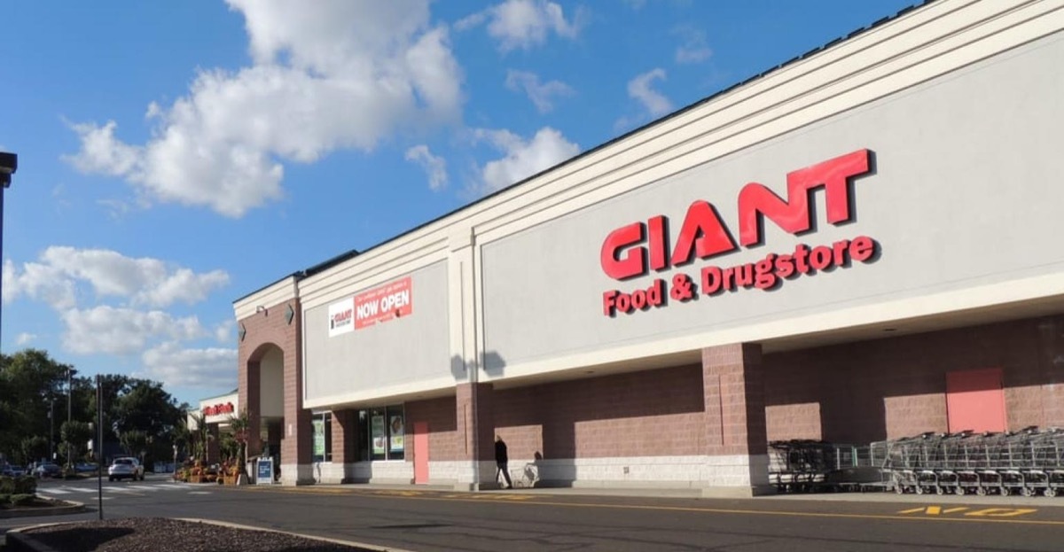 Exterior of The Giant Co. supermarket