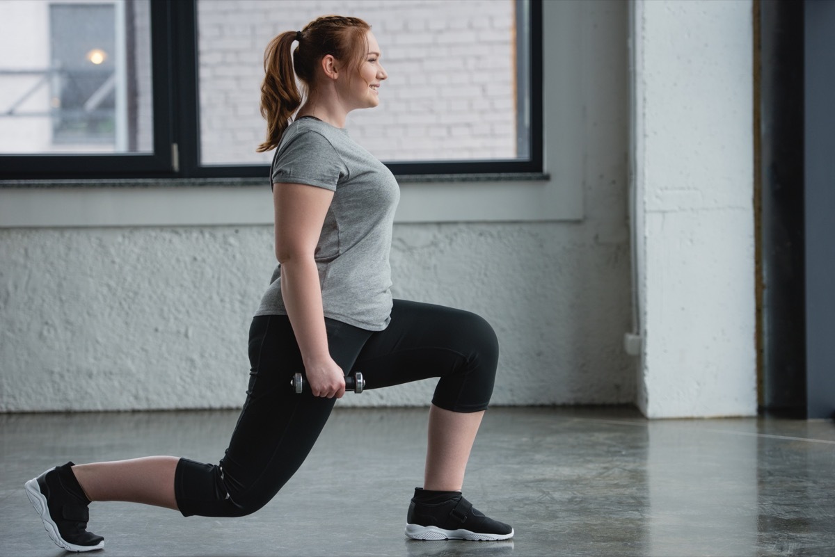 woman doing lunges