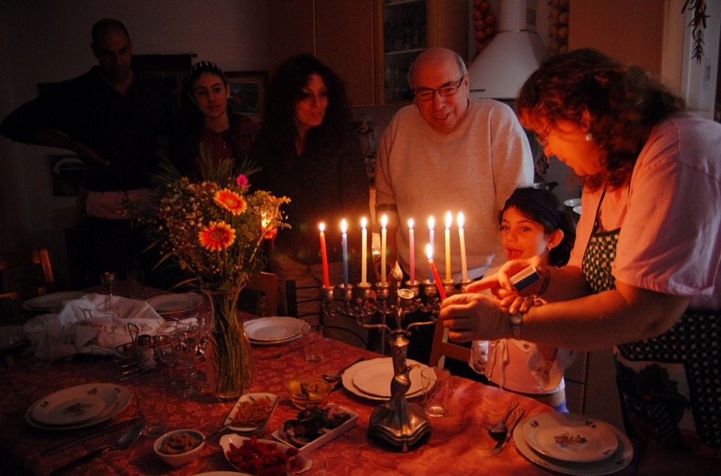 jewish family hanukkah