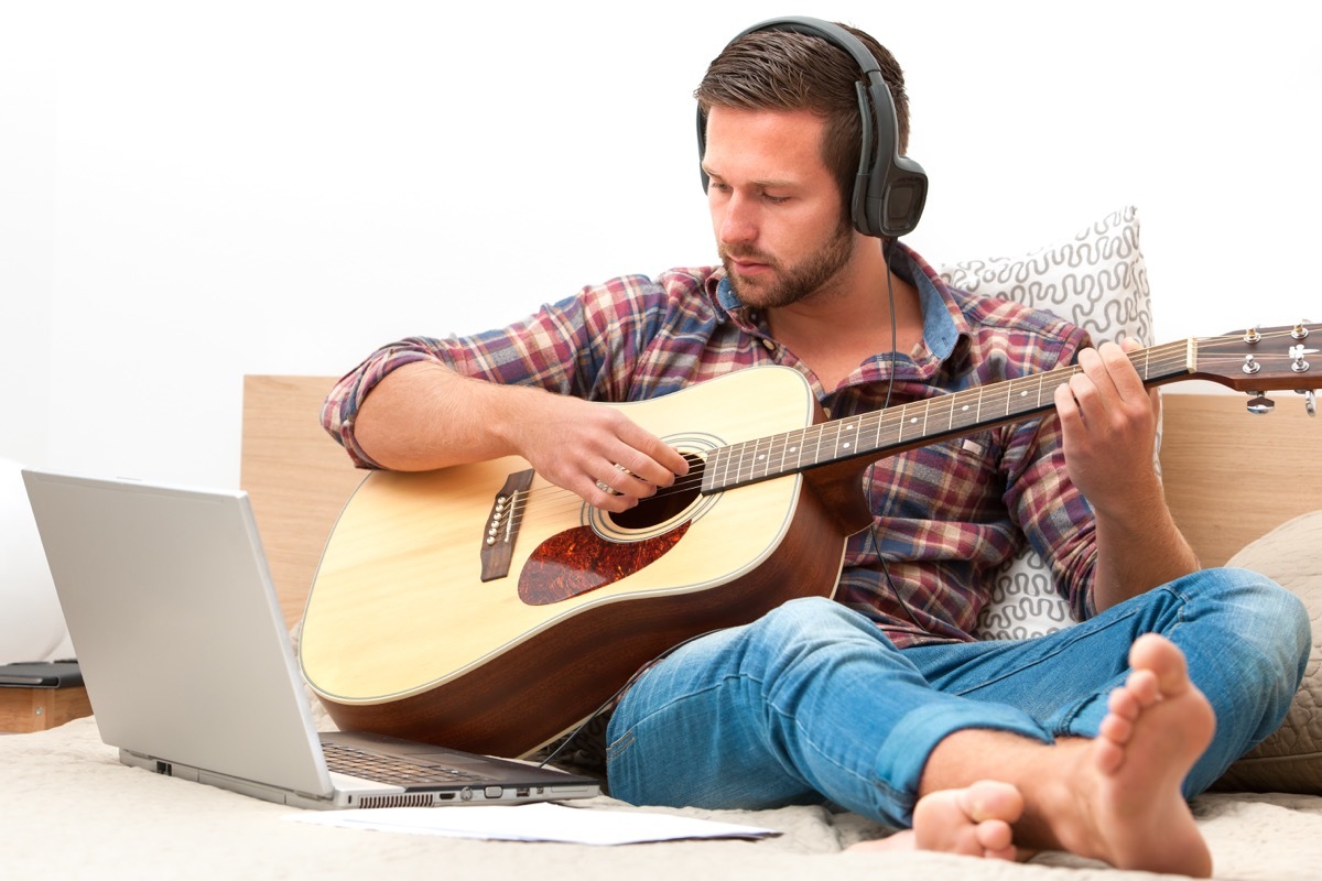 Man taking online guitar class