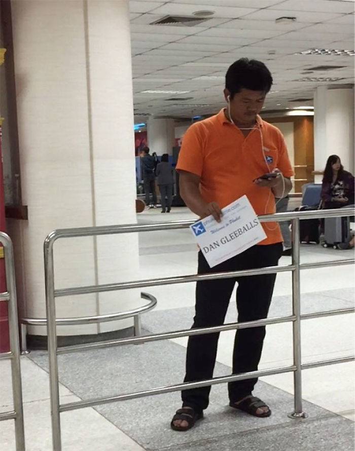 Funny Creative Airport Greeting Signs That Impossible to Miss [85 pics]