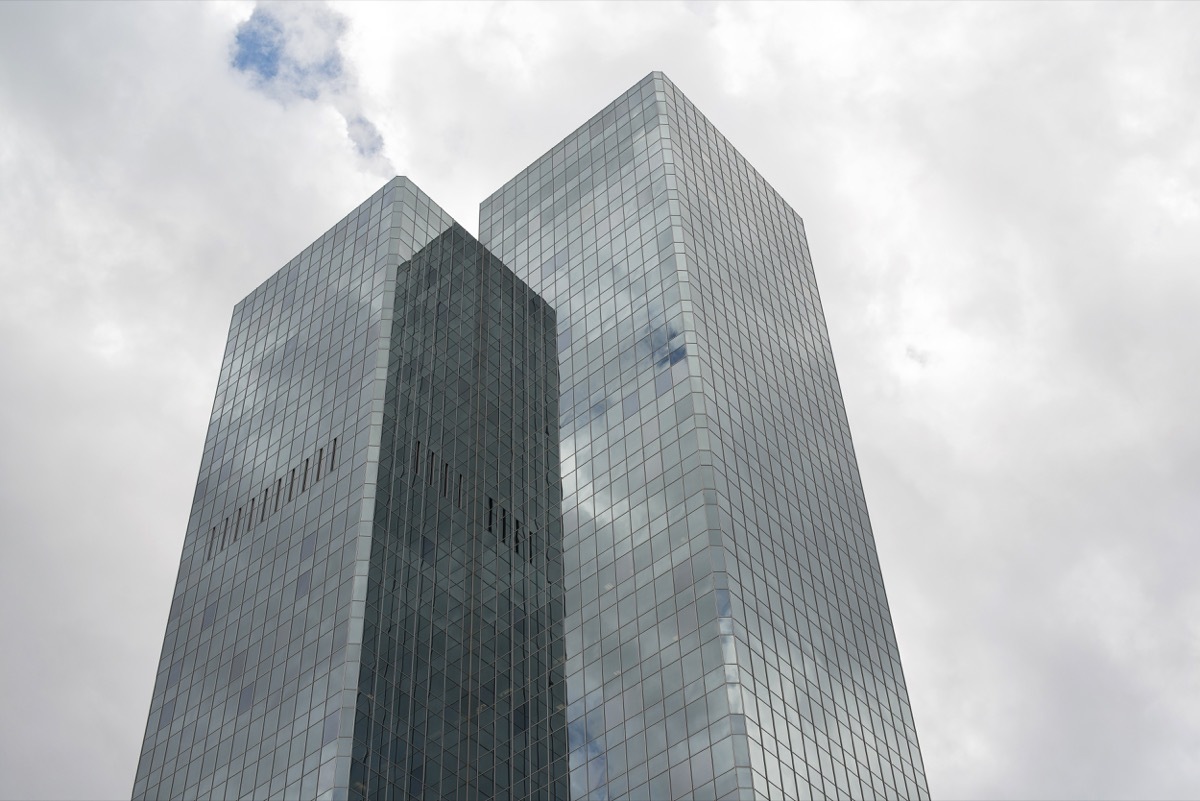 chase tower in phoenix arizona on an overcast day