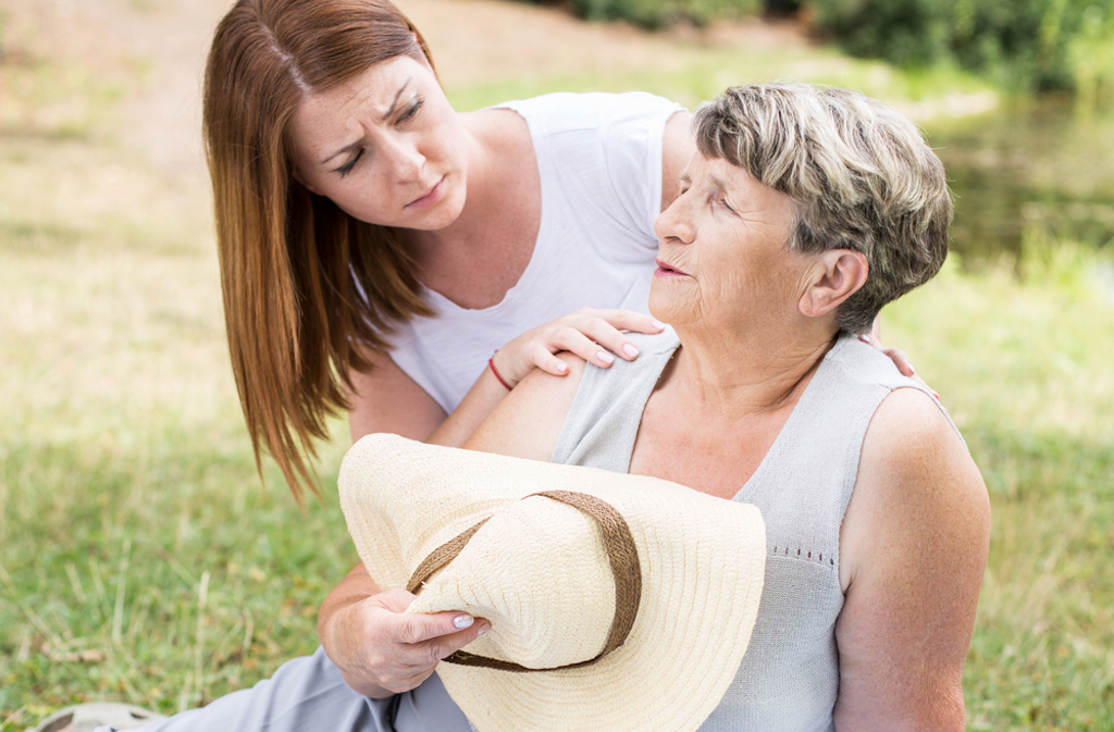 elderly woman heat stroke symptoms