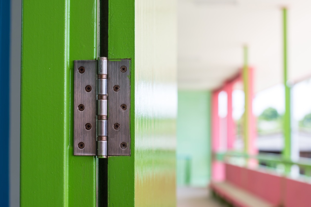 a rusted old door hinge model