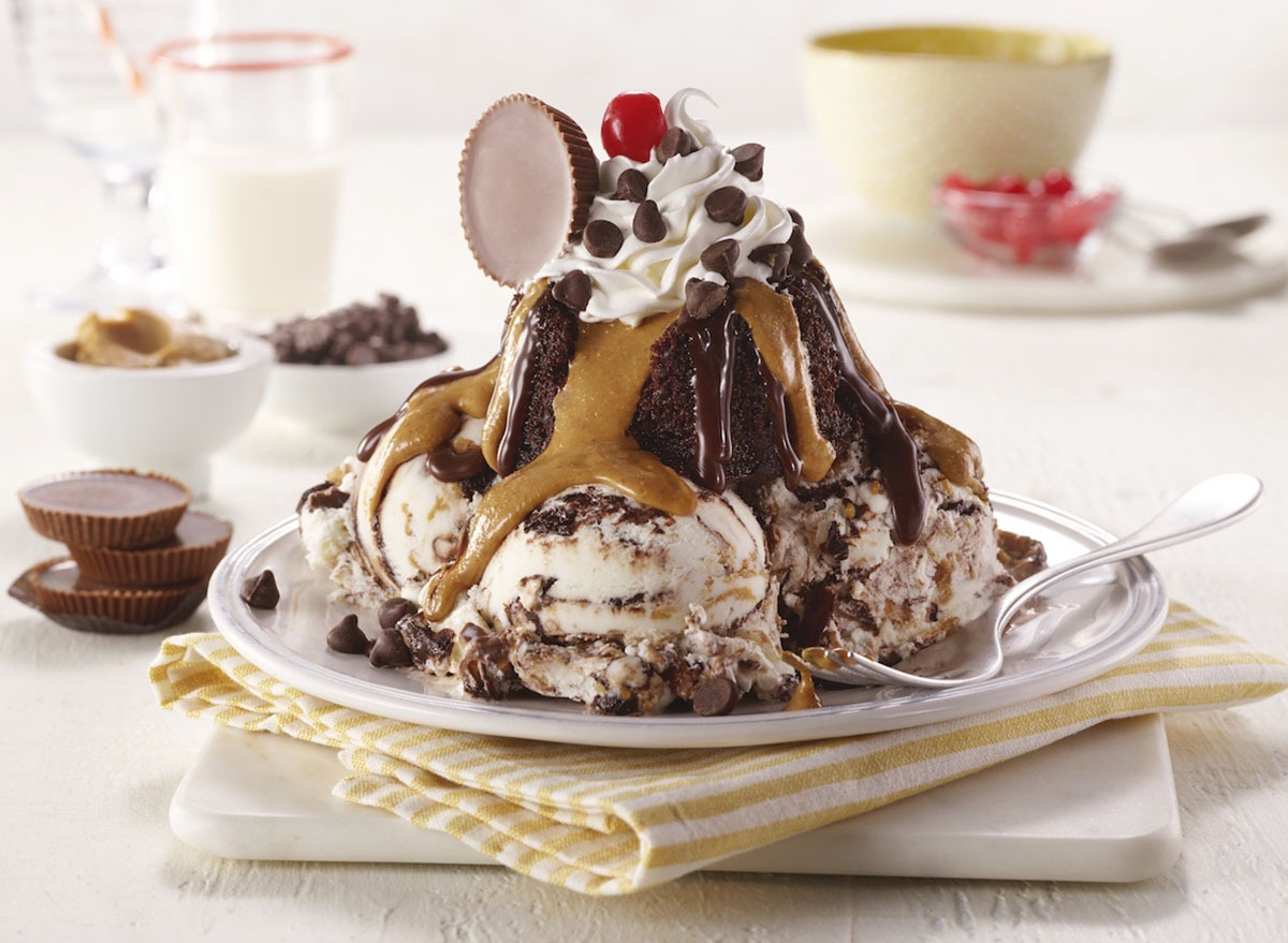 friendlys hunka chunka pb fudge lava cake