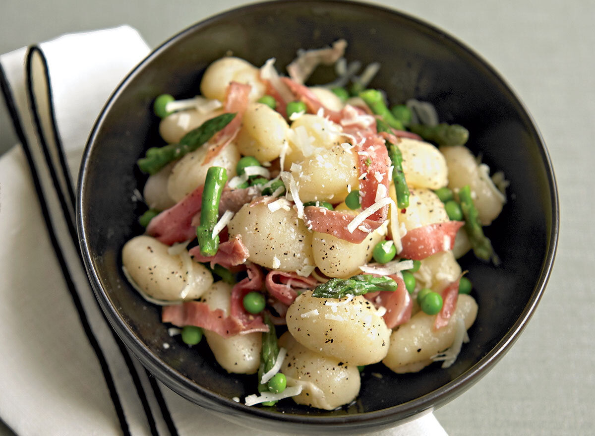 Healthy gnocchi with peas and prosciutto