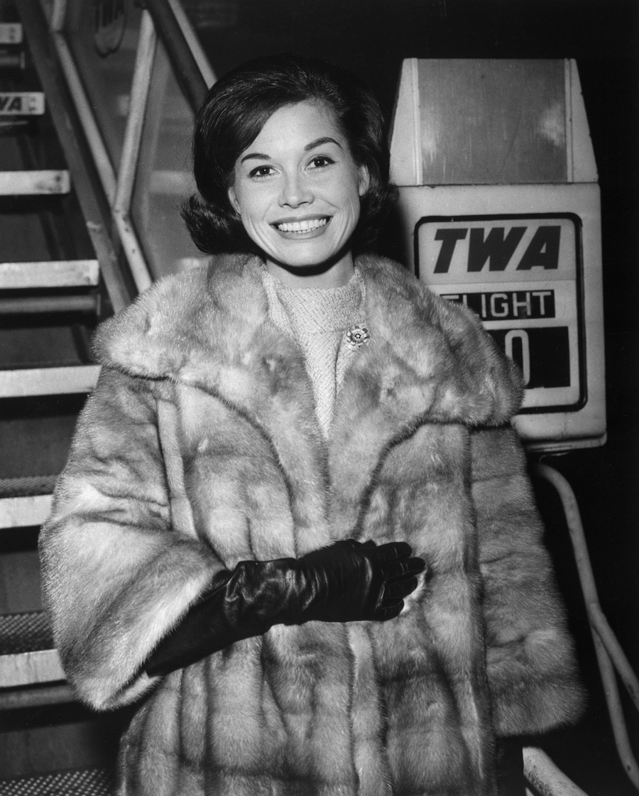 Mary Tyler Moore stepping off of an airplane circa 1961