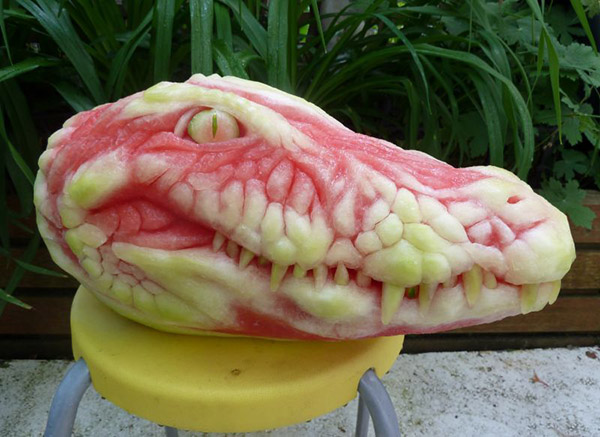 creative_fruit_carvings-04