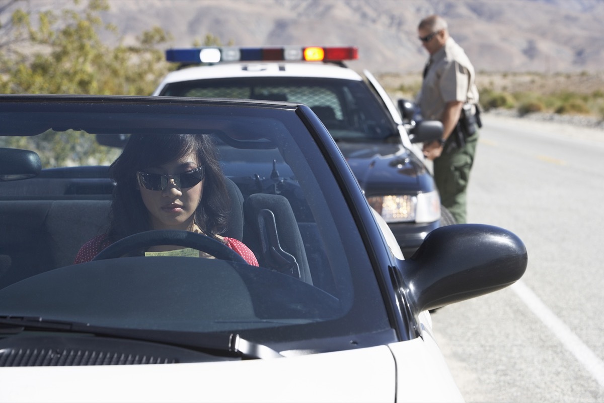 woman being pulled over by police things you should never do when getting pulled over